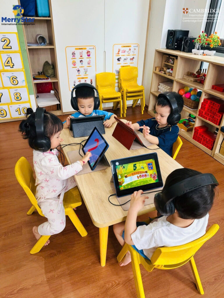 Trẻ mầm non sử dụng iPad trong hoạt động học tập tại lớp