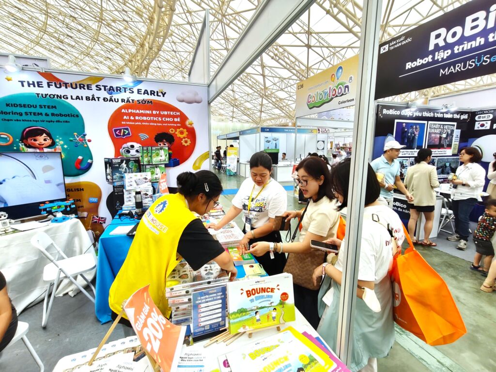 Khách tham quan hào hứng tìm hiểu sản phẩm tại gian hàng