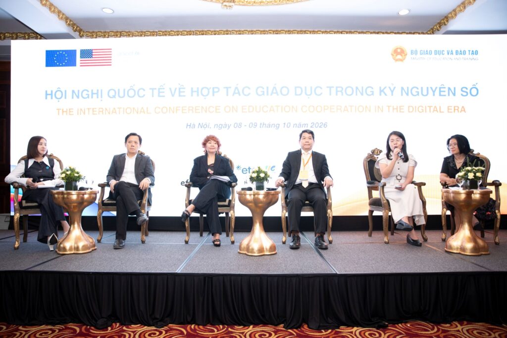 Các khách mời đại biểu trả lời câu hỏi và thảo luận tại tọa đàm chuyên đề "Sáng kiến liên minh toàn cầu cho trẻ em", từ trái sang phải: MC cùng các đại biểu: GS.TS Lê Anh Vinh, Viện trưởng Viện Chiến lược và Chính sách Giáo dục; Bà Nguyễn Thị Tú, Giám đốc tổ chức AEA; Ông Hà Duy Bình, Trưởng ban hỗ trợ và cố vấn chuyển đổi số, TP. HCM; Bà Đỗ Thị Thu Hương, Giám đốc Quan hệ Chính phủ, Intel Việt Nam; Bà Đậu Thúy Hà, Chủ tịch OMT